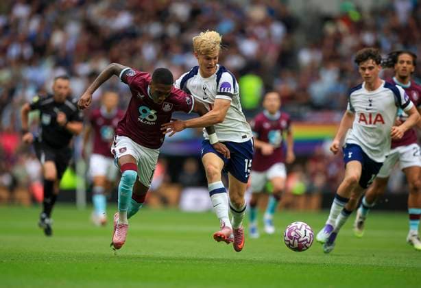 Tottenham Hotspur v Burnley Premier League 16 08 2025. Tottenham Hotspur Midfielder Lucas Bergvall (15) Under Pressure from Burnley Forward Jaidon Anthony (11) during the Premier League match between Tottenham Hotspur and Burnley at Tottenham Hotspur Stadium, London, United Kingdom on 16 August 2025. Editorial use only DataCo restrictions apply See www.football-dataco.com , Copyright: xChrisxFoxwellx PSI-22600-0138