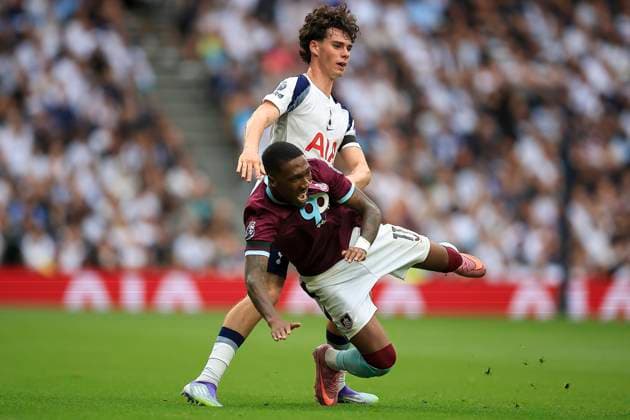 Tottenham Hotspur v Burnley Premier League 16 08 2025. Burnley Forward Jaidon Anthony (11) Under Pressure from Tottenham Hotspur Midfielder Archie Gray (14) during the Premier League match between Tottenham Hotspur and Burnley at Tottenham Hotspur Stadium, London, United Kingdom on 16 August 2025. Editorial use only DataCo restrictions apply See www.football-dataco.com , Copyright: xChrisxFoxwellx PSI-22600-0150