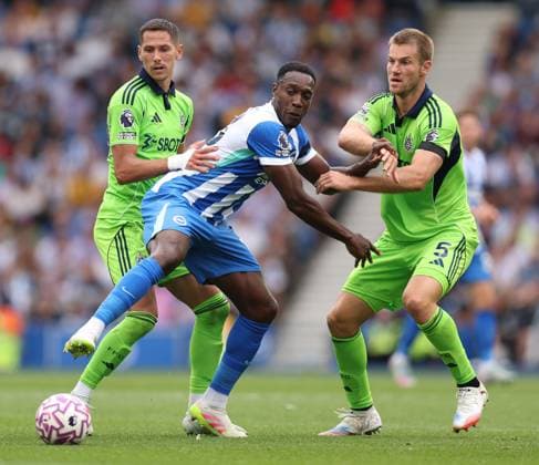 Brighton v Fulham 16 August 2025, Brighton - Premier League Football - Brighton & Hove Albion v Fulham - Danny Welbeck of Brighton & Hove Albion passes the ball away under pressure from Sasa Lukic and Joachim Andersen of Fulham - Photo: Charlotte Wilson Offside. Brighton UK Copyright: xCharlottexWilsonx xOffsidexOffside