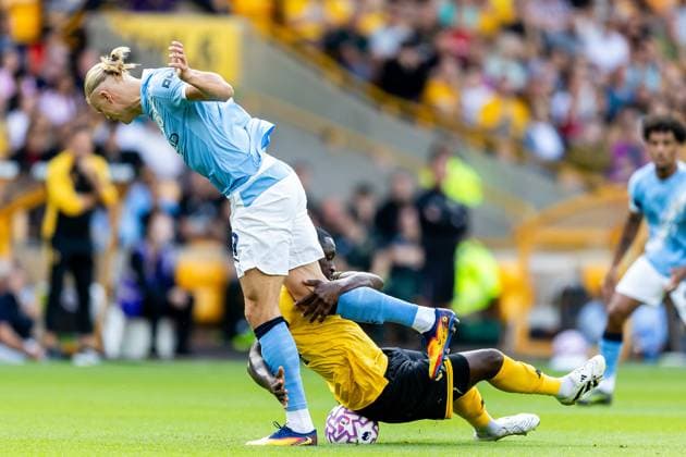 Wolverhampton Wanderers v Manchester City Premier League 16 08 2025. Manchester City forward Erling Haland (9) battles for possession during the Premier League match between Wolverhampton Wanderers and Manchester City at Molineux, Wolverhampton, England on 16 August 2025. Wolverhampton Molineux West Midlands England Editorial use only DataCo restrictions apply See www.football-dataco.com , Copyright: xManjitxNarotrax PSI-22617-0012