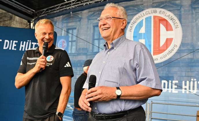 16.08.2025 - Handball - 1. Bundesliga - Saison 2025 2026 - HC Erlangen HCE - Veranstaltung Saisoneröffnung - - xwoxzix - Dr. Carsten Bissel (Aufsichtsratsvorsitzender des HC Erlangen) Joachim Herrmann (Bayerischer Staatsminister des Inneren Innenminister Bayern )