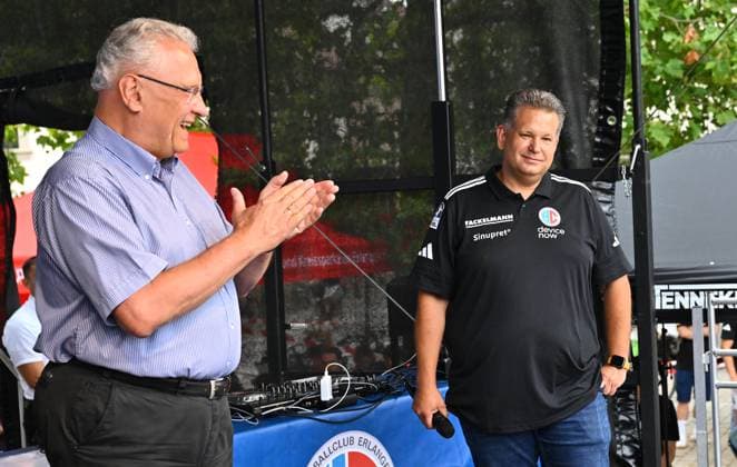 16.08.2025 - Handball - 1. Bundesliga - Saison 2025 2026 - HC Erlangen HCE - Veranstaltung Saisoneröffnung - - xwoxzix - Joachim Herrmann (Bayerischer Staatsminister des Inneren Innenminister Bayern ) - Ehrung für Axel Fischer (Hallensprecher HC Erlangen HCE )