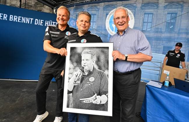 16.08.2025 - Handball - 1. Bundesliga - Saison 2025 2026 - HC Erlangen HCE - Veranstaltung Saisoneröffnung - - xwoxzix - Dr. Carsten Bissel (Aufsichtsratsvorsitzender des HC Erlangen) Joachim Herrmann (Bayerischer Staatsminister des Inneren Innenminister Bayern ) - Ehrung für Axel Fischer (Hallensprecher HC Erlangen HCE )