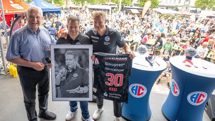 16.08.2025 - Handball - 1. Bundesliga - Saison 2025 2026 - HC Erlangen HCE - Veranstaltung Saisoneröffnung - - xwoxzix - Joachim Herrmann (Bayerischer Staatsminister des Inneren Innenminister Bayern ) Dr. Carsten Bissel (Aufsichtsratsvorsitzender des HC Erlangen) - Ehrung für Axel Fischer (Hallensprecher HC Erlangen HCE )