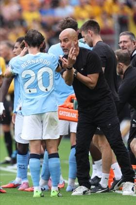 Wolverhampton Wanderers v Manchester City - Premier League Pep Guardiola, Manager of Manchester City speaks to Bernardo Silva of Manchester City in the water break during the Premier League match between Wolverhampton Wanderers and Manchester City at Molineux on August 16, 2025 in Wolverhampton, England. Wolverhampton Molineux England United Kingdom Copyright: xNealxSimpson Sportsphoto APLx 14132924