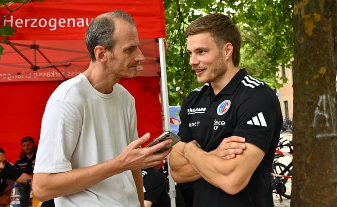 16.08.2025 - Handball - 1. Bundesliga - Saison 2025 2026 - HC Erlangen HCE - Veranstaltung Saisoneröffnung - - xwoxzix - Andreas Pöllinger ( VNP ) mit Christopher Bissel (21, HC Erlangen HCE )