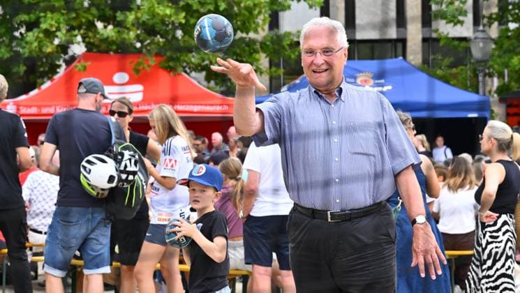 16.08.2025 - Handball - 1. Bundesliga - Saison 2025 2026 - HC Erlangen HCE - Veranstaltung Saisoneröffnung - - xwoxzix - Joachim Herrmann (Bayerischer Staatsminister des Inneren Innenminister Bayern )