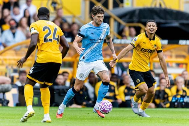 Wolverhampton Wanderers v Manchester City Premier League 16 08 2025. Manchester City defender John Stones (5) runs forward with ball during the Premier League match between Wolverhampton Wanderers and Manchester City at Molineux, Wolverhampton, England on 16 August 2025. Wolverhampton Molineux West Midlands England Editorial use only DataCo restrictions apply See www.football-dataco.com , Copyright: xManjitxNarotrax PSI-22617-0025