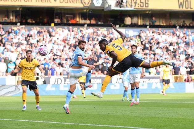 Football - Premier League - Wolverhampton Wanderers v Manchester City 16th August 2025 - Premier League - Wolverhampton Wanderers v Manchester City - Marshall Munetsi of Wolverhampton Wanderers scores a header, only to see it disallowed - Photo: Simon Stacpoole Offside. Wolverhampton UK Copyright: xSimonxStacpoolexOffside