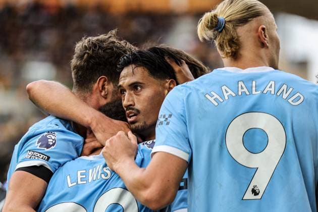 Man City celebrate their first goal during the Premier League football match between Wolverhampton Wanderers and Manchester City at Molineux stadium in Wolverhampton, England (Photo by Natalie Mincher Sports Press Photo) Copyright: xx Sportspressphoto_SPR11431