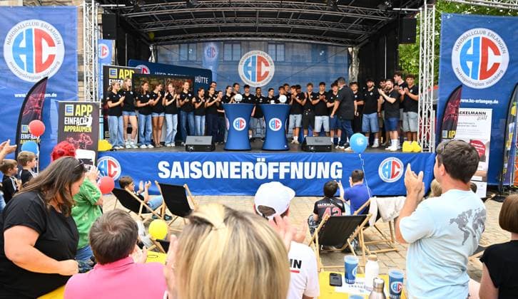 16.08.2025 - Handball - 1. Bundesliga - Saison 2025 2026 - HC Erlangen HCE - Veranstaltung Saisoneröffnung - - xwoxzix - Ehrung B-Jugend weibl. und A-Jugend männl. auf Bühne