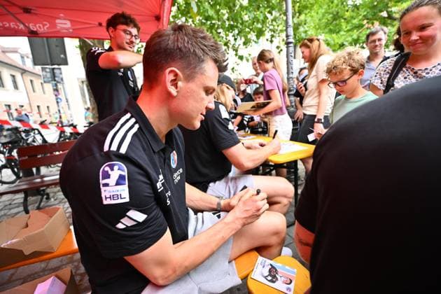 16.08.2025 - Handball - 1. Bundesliga - Saison 2025 2026 - HC Erlangen HCE - Veranstaltung Saisoneröffnung - - xwoxzix - Christoph Steinert ( 44, HC Erlangen HCE ) gibt Autogramm Autogramme