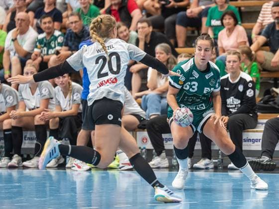 Stephanie Elies (Frisch Auf Frauen, 63) im Duell mit Marie-Sophie Weitzel (Rostocker Handball Club, 20), Frisch Auf Goeppingen vs. Rostocker Handball Club, Handball, Players Night, Spielzeit 2025 2026, 16.08.2025 Frisch Auf Goeppingen vs. Rostocker Handball Club, Handball, Players Night, Spielzeit 2025 2026, 16.08.2025 Wolfschlugen Copyright: xMichaelxSchmidt Eibner-Pressefotx EP_MST