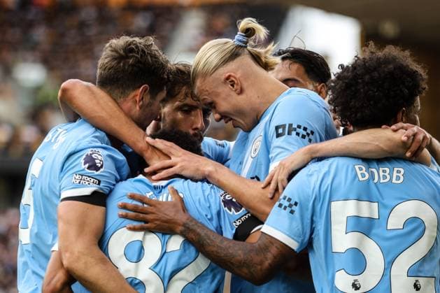 Man City celebrate their first goal during the Premier League football match between Wolverhampton Wanderers and Manchester City at Molineux stadium in Wolverhampton, England (Photo by Natalie Mincher Sports Press Photo) Copyright: xx Sportspressphoto_SPR11443
