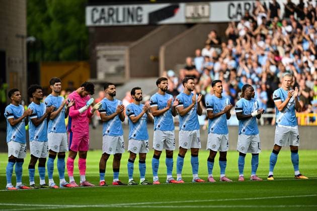 16th August 2025; Molineux Stadium, Wolverhampton, West Midlands, England; Premier League Football, Wolverhampton Wanderers versus Manchester City; Manchester City players applaud in the memory of Diogo Jota  GodfreyxPitt