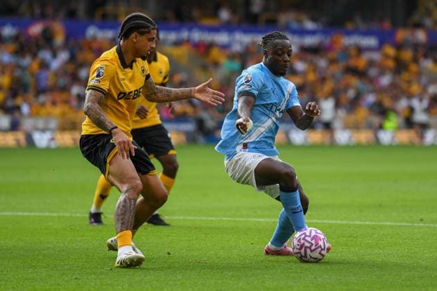 Wolverhampton Wanderers v Manchester City Premier League Ki-Jana Hoever of Wolverhampton Wanderers and JÃ rÃ my Doku of Manchester City battles for the ball during the Premier League match at Molineux, Wolverhampton UK Newspapers OUT Copyright: xKarlxVallantinex FIL-22109-0047