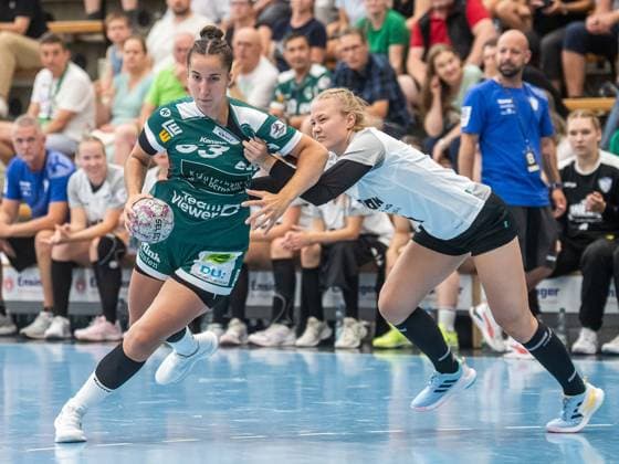 Stephanie Elies (Frisch Auf Frauen, 63) im Zweikampf mit Marie-Sophie Weitzel (Rostocker Handball Club, 20), Frisch Auf Goeppingen vs. Rostocker Handball Club, Handball, Players Night, Spielzeit 2025 2026, 16.08.2025 Frisch Auf Goeppingen vs. Rostocker Handball Club, Handball, Players Night, Spielzeit 2025 2026, 16.08.2025 Wolfschlugen Copyright: xMichaelxSchmidt Eibner-Pressefotx EP_MST