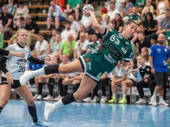 Stephanie Elies (Frisch Auf Frauen, 63) liegt quer in der Luft, Frisch Auf Goeppingen vs. Rostocker Handball Club, Handball, Players Night, Spielzeit 2025 2026, 16.08.2025 Frisch Auf Goeppingen vs. Rostocker Handball Club, Handball, Players Night, Spielzeit 2025 2026, 16.08.2025 Wolfschlugen Copyright: xMichaelxSchmidt Eibner-Pressefotx EP_MST
