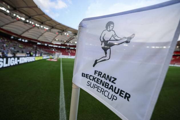 Fußball Franz Beckenbauer Supercup VfB Stuttgart - FC Bayern München am 16.08.2025 in der MHPArena in Stuttgart Eckfahne mit der Aufschrift: Franz Beckenbauer Supercup DFL regulations prohibit any use of photographs as image sequences and or quasi-video. *** Soccer Franz Beckenbauer Supercup VfB Stuttgart FC Bayern München on 16 08 2025 at the MHPArena in Stuttgart Corner flag with the inscription Franz Beckenbauer Supercup DFL regulations prohibit any use of photographs as image sequences and or quasi video xJRx