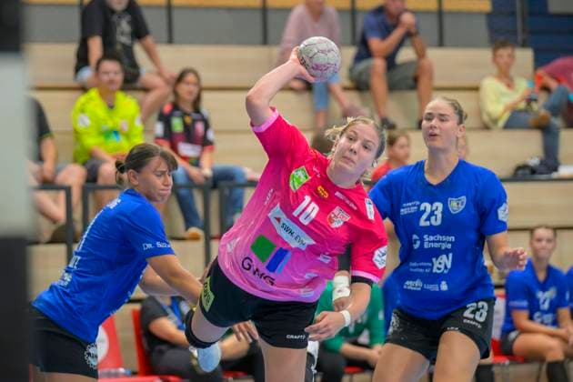 Alina Gaubatz (Leipzig, 11), Viktoria Marksteiner (Halle, 10), Marlene Tucholke (Leipzig, 23), SV Union Halle-Neustadt - HC Leipzig, Handball Frauen, Bundesliga, Halle (Saale) Cup, Finale, Saison 2025 26, 16.08.2025 Halle SWH Arena Sachsen-Anhalt Deutschland