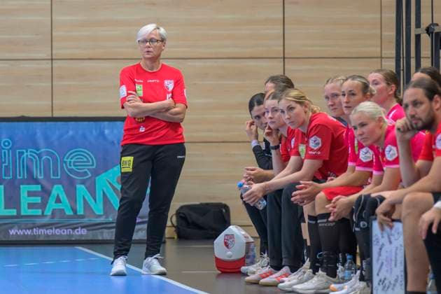 Trainerin Ines Seidel (Halle), Wildcats Bank, SV Union Halle-Neustadt - HC Leipzig, Handball Frauen, Bundesliga, Halle (Saale) Cup, Finale, Saison 2025 26, 16.08.2025 Halle SWH Arena Sachsen-Anhalt Deutschland