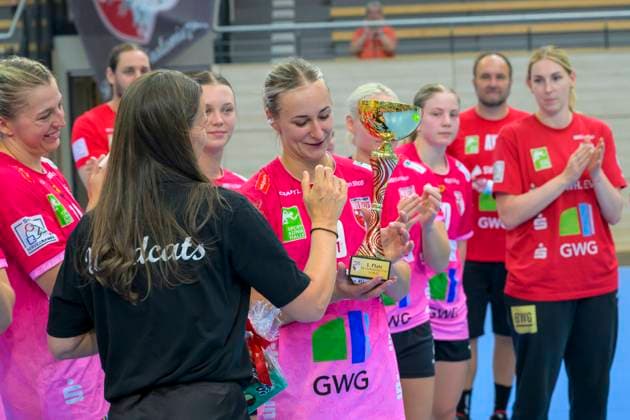 Wildcats mit Pokal nach Turniersieg, SV Union Halle-Neustadt - HC Leipzig, Handball Frauen, Bundesliga, Halle (Saale) Cup, Finale, Saison 2025 26, 16.08.2025 Halle SWH Arena Sachsen-Anhalt Deutschland