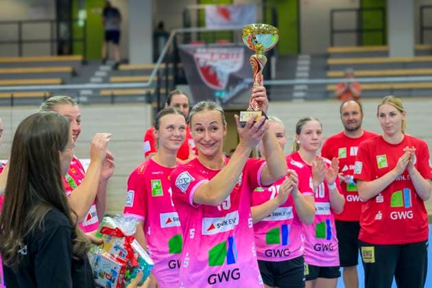 Wildcats mit Pokal nach Turniersieg, SV Union Halle-Neustadt - HC Leipzig, Handball Frauen, Bundesliga, Halle (Saale) Cup, Finale, Saison 2025 26, 16.08.2025 Halle SWH Arena Sachsen-Anhalt Deutschland
