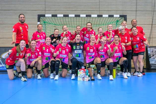 Wildcats mit Pokal nach Turniersieg, SV Union Halle-Neustadt - HC Leipzig, Handball Frauen, Bundesliga, Halle (Saale) Cup, Finale, Saison 2025 26, 16.08.2025 Halle SWH Arena Sachsen-Anhalt Deutschland