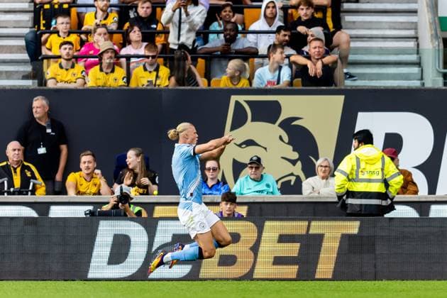 Wolverhampton Wanderers v Manchester City Premier League 16 08 2025. GOAL scores 3-0 Manchester City forward Erling Haland (9) scores and celebrates during the Premier League match between Wolverhampton Wanderers and Manchester City at Molineux, Wolverhampton, England on 16 August 2025. Wolverhampton Molineux West Midlands England Editorial use only DataCo restrictions apply See www.football-dataco.com , Copyright: xManjitxNarotrax PSI-22617-0028