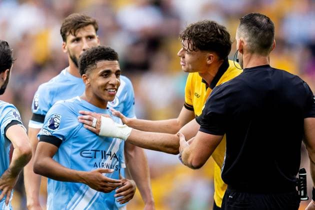 Wolverhampton Wanderers v Manchester City Premier League 16 08 2025. Wolverhampton Wanderers forward Jorgen Strand Larsen (9) talks to Manchester City defender Rico Lewis (82) after 3rd goal during the Premier League match between Wolverhampton Wanderers and Manchester City at Molineux, Wolverhampton, England on 16 August 2025. Wolverhampton Molineux West Midlands England Editorial use only DataCo restrictions apply See www.football-dataco.com , Copyright: xManjitxNarotrax PSI-22617-0032