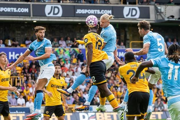 Wolverhampton Wanderers v Manchester City Premier League 16 08 2025. Manchester City forward Erling Haland (9) goes up for header during the Premier League match between Wolverhampton Wanderers and Manchester City at Molineux, Wolverhampton, England on 16 August 2025. Wolverhampton Molineux West Midlands England Editorial use only DataCo restrictions apply See www.football-dataco.com , Copyright: xManjitxNarotrax PSI-22617-0033