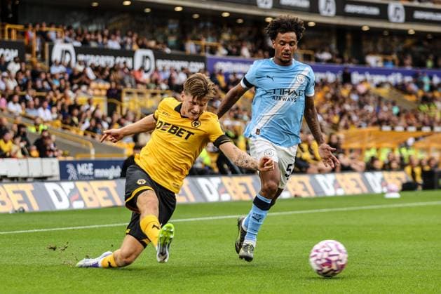 David Moller Wolfe (6 Wolves) crosses the ball during the Premier League football match between Wolverhampton Wanderers and Manchester City at Molineux stadium in Wolverhampton, England (Photo by Natalie Mincher Sports Press Photo) Copyright: xx Sportspressphoto_SPR11462
