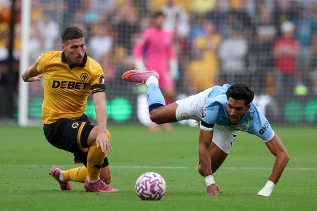 Wolverhampton Wanderers v Manchester City - Premier League Matt Doherty of Wolverhampton Wanderers and Omar Marmoush of Manchester City challenge during the Premier League match between Wolverhampton Wanderers and Manchester City at Molineux on August 16, 2025 in Wolverhampton, England. Wolverhampton Molineux England United Kingdom Copyright: xNealxSimpson Sportsphoto APLx 14132929
