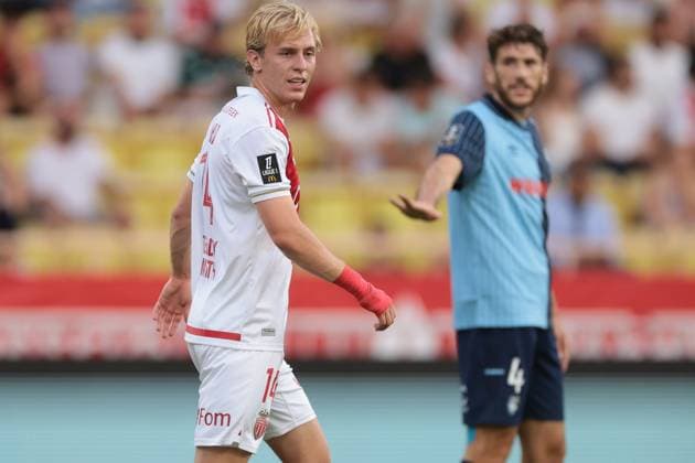 Monaco, Monaco, 16th August 2025. Mika Biereth of AS Monaco and Gautier Lloris of Havre AC during the AS Monaco vs Havre AC Ligue 1 match at Stade Louis II, Monaco. Picture credit should read: Jonathan Moscrop Sportimage EDITORIAL USE ONLY. No use with unauthorised audio, video, data, fixture lists, club league logos or live services. Online in-match use limited to 120 images, no video emulation. No use in betting, games or single club league player publications. SPI_012_JM_MONACO_HAVRE_L1 SPI-4062-0012