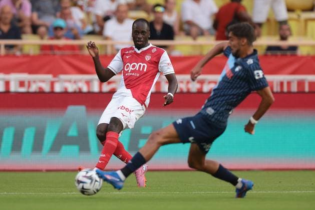 Monaco, Monaco, 16th August 2025. Jordan Teze of AS Monaco crosses the ball beyond Yanis Zouaoui of Havre AC during the AS Monaco vs Havre AC Ligue 1 match at Stade Louis II, Monaco. Picture credit should read: Jonathan Moscrop Sportimage EDITORIAL USE ONLY. No use with unauthorised audio, video, data, fixture lists, club league logos or live services. Online in-match use limited to 120 images, no video emulation. No use in betting, games or single club league player publications. SPI_013_JM_MONACO_HAVRE_L1 SPI-4062-0013