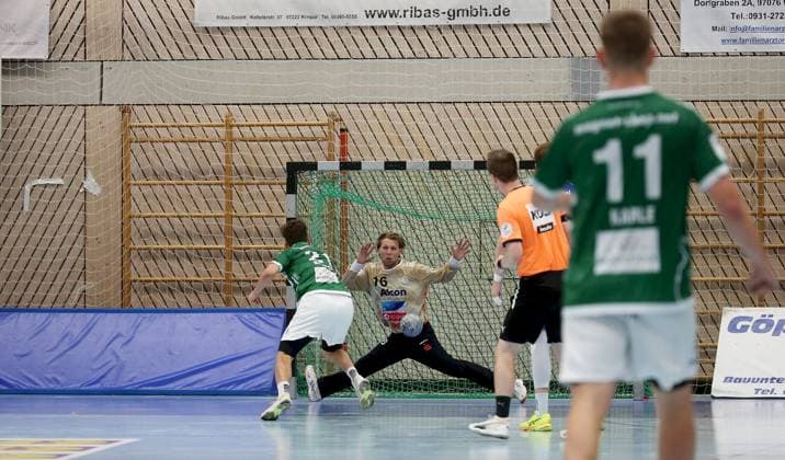 16.08.2025, xfsx, Herren, Handball, Saison 2025 2026, DHB-Pokal, 1. Runde: Woelfe Wuerzburg - TV Grosswalstadt v.li.: Tim Bauder (Woelfe Wuerzburg), Jan-Steffen Minerva (TV Grosswallstadt) pariert den 7-Meter, Felix Karle (Woelfe Wuerzburg) Rimpar Dreifachsporthalle Bayern Deutschland