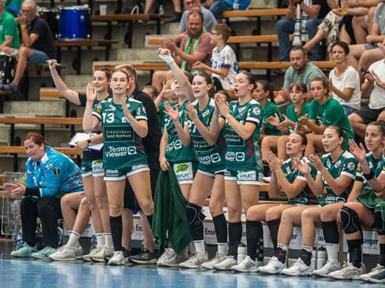 Die Bank von Frisch Auf Goeppingen applaudiert Ihrer Mannschaft, Frisch Auf Goeppingen vs. Rostocker Handball Club, Handball, Players Night, Spielzeit 2025 2026, 16.08.2025 Frisch Auf Goeppingen vs. Rostocker Handball Club, Handball, Players Night, Spielzeit 2025 2026, 16.08.2025 Wolfschlugen Copyright: xMichaelxSchmidt Eibner-Pressefotx EP_MST