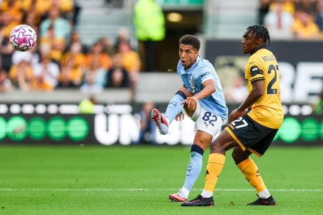 Wolverhampton Wanderers v Manchester City - Premier League Manchester City s Rico Lewis fires the ball past Wolverhampton Wanderers Jean-Ricner Bellegarde during the Premier League match between Wolverhampton Wanderers and Manchester City at Molineux in Wolverhampton, England, on August 16, 2025. Wolverhampton West Midlands United Kingdom  Copyright: xMIxNewsx originalFilename:fletcher-wolverha250816_np2jA.jpg