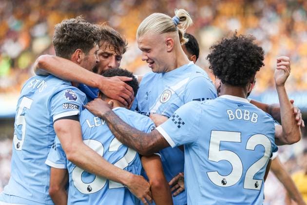 Wolverhampton Wanderers v Manchester City - Premier League Manchester City s Erling Haaland (second from left) is congratulated for the goal to make it 0-1 during the Premier League match between Wolverhampton Wanderers and Manchester City at Molineux in Wolverhampton, England, on August 16, 2025. Wolverhampton West Midlands United Kingdom  Copyright: xMIxNewsx originalFilename:fletcher-wolverha250816_npcjD.jpg