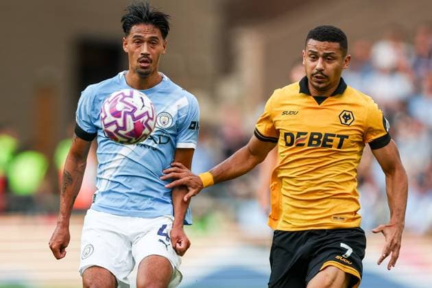 Wolverhampton Wanderers v Manchester City - Premier League Manchester City s Tijjani Reijnders and Wolverhampton Wanderers Andre chase the ball during the Premier League match between Wolverhampton Wanderers and Manchester City at Molineux in Wolverhampton, England, on August 16, 2025. Wolverhampton West Midlands United Kingdom  Copyright: xMIxNewsx originalFilename:fletcher-wolverha250816_npfDV.jpg