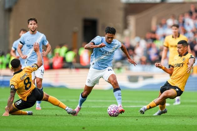 Wolverhampton Wanderers v Manchester City - Premier League Tijjani Reijnders of Manchester City takes on Joao Gomes and Andre of Wolverhampton Wanderers during the Premier League match between Wolverhampton Wanderers and Manchester City at Molineux in Wolverhampton, England, on August 16, 2025. Wolverhampton West Midlands United Kingdom  Copyright: xMIxNewsx originalFilename:fletcher-wolverha250816_npoZ9.jpg