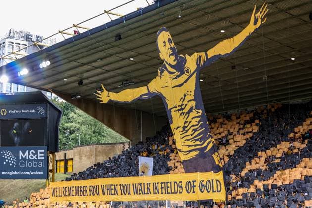 Wolverhampton Wanderers v Manchester City - Premier League An Old Gold tribute to Diota Jota takes place during the Premier League match between Wolverhampton Wanderers and Manchester City at Molineux in Wolverhampton, England, on August 16, 2025. Wolverhampton West Midlands United Kingdom  Copyright: xMIxNewsx originalFilename:fletcher-wolverha250816_npYfJ.jpg
