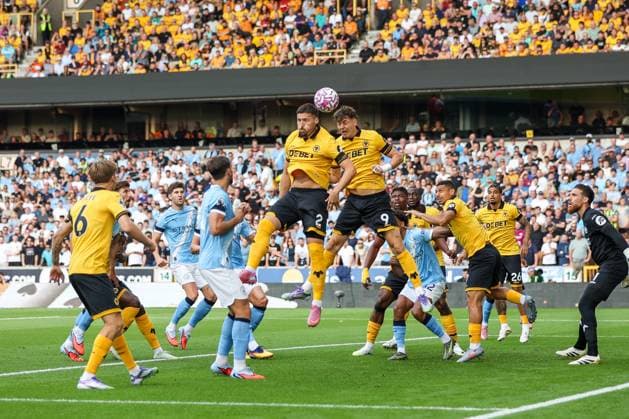 Wolverhampton Wanderers v Manchester City - Premier League Matt Doherty and Jorgen Strand Larsen of Wolverhampton Wanderers engage in defensive action during the Premier League match between Wolverhampton Wanderers and Manchester City at Molineux in Wolverhampton, England, on August 16, 2025. Wolverhampton West Midlands United Kingdom  Copyright: xMIxNewsx originalFilename:fletcher-wolverha250816_npYTj.jpg