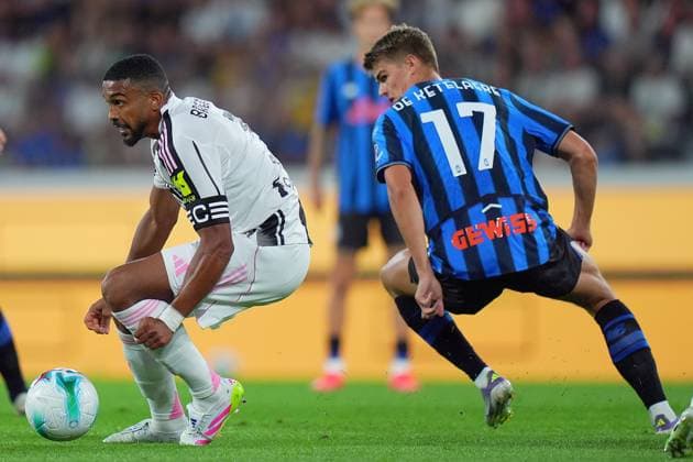 JuventusÕ Bremer fights for the ball with Atalanta s Charles De Ketelaere during the Bortolotti trophy, soccer match between Atalanta and Juventus at Gewiss Stadium in Bergamo , North Italy - Saturday , August 16 , 2025 . - Soccer  Copyright: xSpada LaPressex