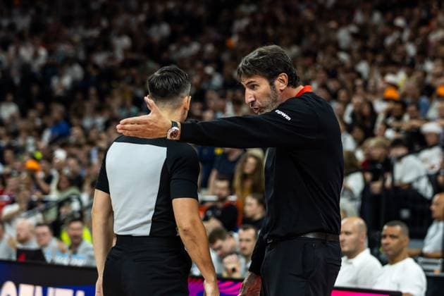 GER, Türkish Airline Supercup, Basketball, Deutschland-Serbien 16.08.2025, SAP Garden, München, GER, Türkish Airline Supercup, Basketball, Deutschland-Serbien Ãlex Mumbru (Trainer, Deutschland) diskutiert mit dem Schiedsrichter Â Foto Alexander Trienitz München SAP Garden Beyern Deutschland