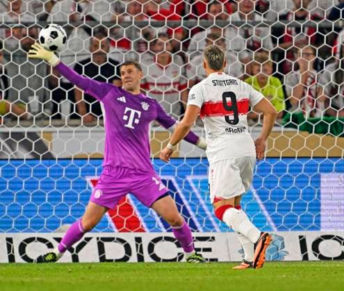 16.08.2025, Fussball Bundesliga 2025 2026, Franz-Beckenbauer-Supercup, VfB Stuttgart - FC Bayern München, in der MHP-Arena (Stuttgart). Torwart Manuel Neuer (FC Bayern München) parriert den Ball. v.l. Torwart Manuel Neuer (FC Bayern München) und Ermedin Demirovic (Stuttgart) *** 16 08 2025, Bundesliga 2025 2026, Franz Beckenbauer Supercup, VfB Stuttgart FC Bayern Munich, in the MHP Arena Stuttgart Goalkeeper Manuel Neuer FC Bayern Munich parries the ball f l Goalkeeper Manuel Neuer FC Bayern Munich and Ermedin Demirovic Stuttgart