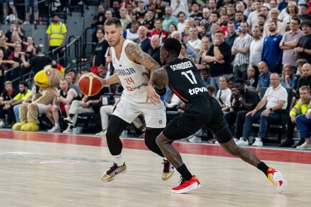 Stefan Jovic (Serbien, 24) gegen Dennis Schroeder (Deutschland, 17) GER, Deutschland vs. Serbien, Basketball, DBB Turkish Airlines Supercup 2025, Finale, 16.08.2025. GER, Deutschland vs. Serbien, Basketball, DBB Turkish Airlines Supercup 2025, Finale, 16.08.2025. Muenchen Copyright: xEibner-Pressefoto HeikexFeinerx EP_HFR