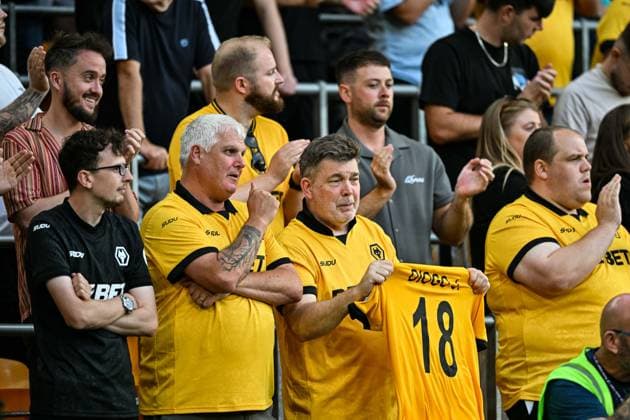 16th August 2025; Molineux Stadium, Wolverhampton, West Midlands, England; Premier League Football, Wolverhampton Wanderers versus Manchester City; Wolverhampton Wanderers fans hold up a Diogo Jota shirt after the final whistle  GodfreyxPitt
