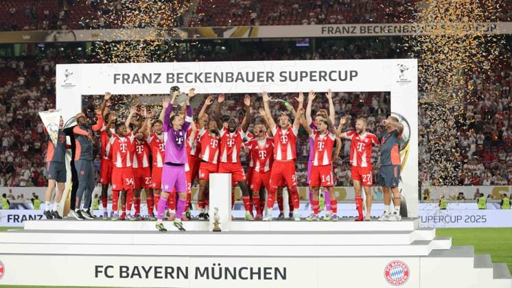 BAU 16.08.2025 Stuttgart Fußball Franz Beckenbauer Supercup VfB Stuttgart vs. FC Bayern München, die Sieger des Supercups feiern mit der Trophäe *** BAU 16 08 2025 Stuttgart Football Franz Beckenbauer Supercup VfB Stuttgart vs FC Bayern Munich, the winners of the Supercup celebrate with the trophy