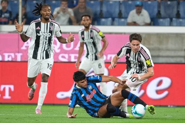 CALCIO - Amichevole - XXVI Bortolotti Trophy - Atalanta BC vs Juventus FC Tackle go Raoul Bellanova of Atalanta BC 1907 during the soccer match between Atalanta BC and Juventus FC valid for XXVI edition of Achille and Cesare Bortolotti Trophy at Bergamo Stadium on August 16, 2025, Bergamo, Italy. Bergamo Italy  Copyright: xIPAxSport ABACAx